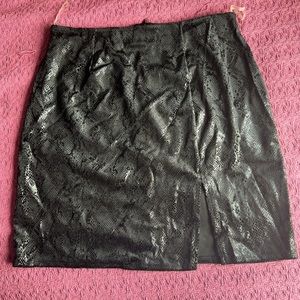 Black animal print mini skirt with slit